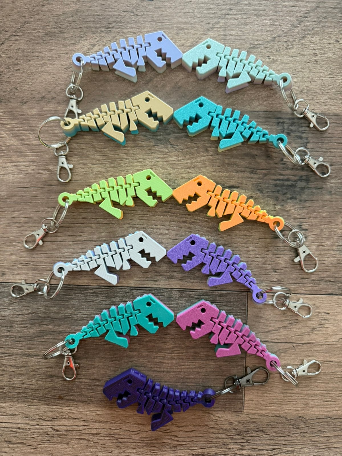 Flexibele Multicolor Dino Sleutelhangers Nieuwe kleuren, Verzamelen, Sleutelhangers, Ophalen, Nieuw, Dier of Natuur
