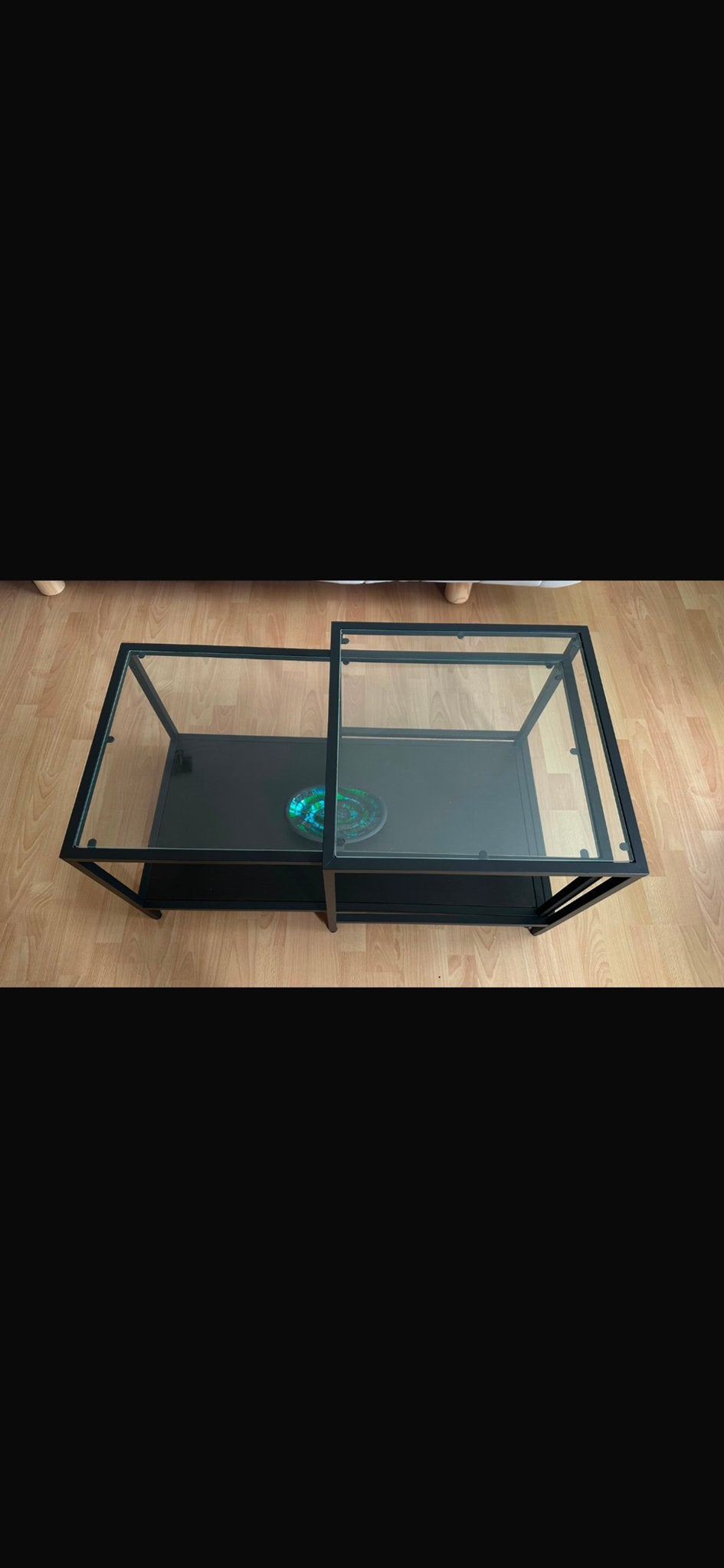 Moderne salontafel met glazen blad en metalen frame, 100 tot 150 cm, 50 tot 100 cm, Ophalen of Verzenden, Glas
