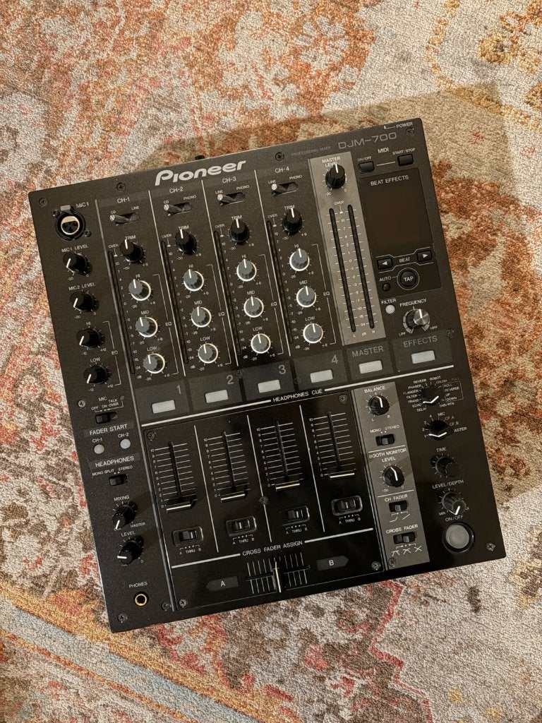 Pioneer DJM-700 4-Kanaals DJ Mixer – Vaste Prijs €399 800, Ophalen of Verzenden, Zo goed als nieuw, Minder dan 5 kanalen, Microfooningang