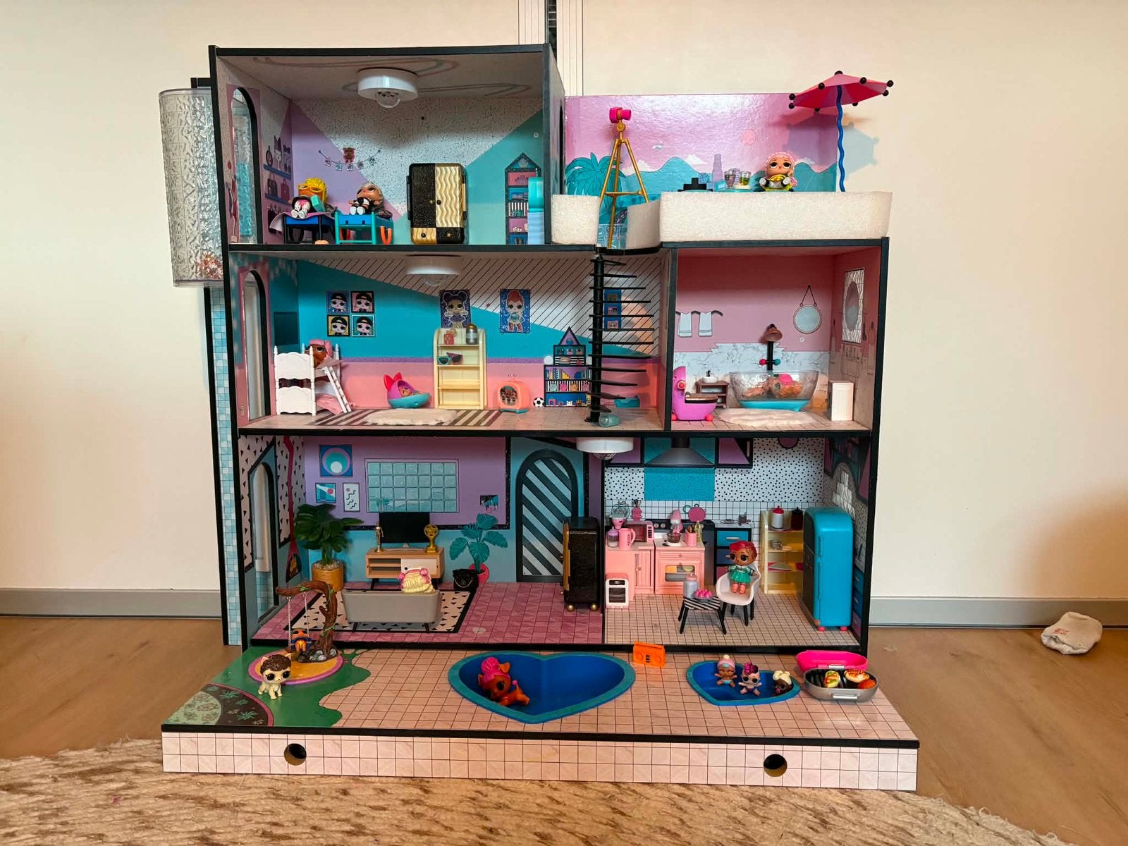 Mooi LOL poppenhuis met diverse extra’s+ verlichting, Ophalen, Gebruikt, Poppenhuis