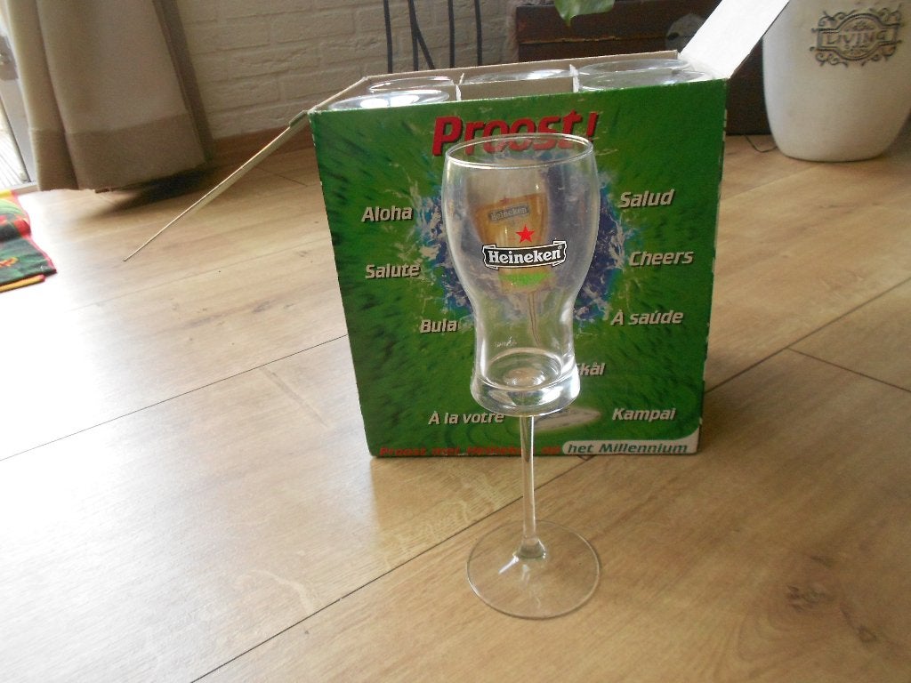 Zes oude heineken millennium bierglazen op voetje jaar 2000, Verzamelen, Ophalen, Zo goed als nieuw, Glas of Glazen, Overige merken