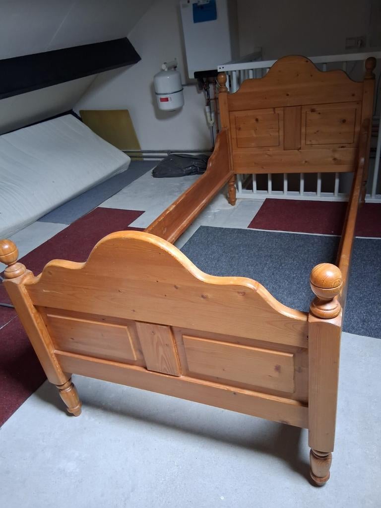 Massief houten bedframe - 90x200 cm, Huis en Inrichting, Slaapkamer | Bedden, Gebruikt, Eenpersoons, 90 cm, 200 cm, Hout, Bruin