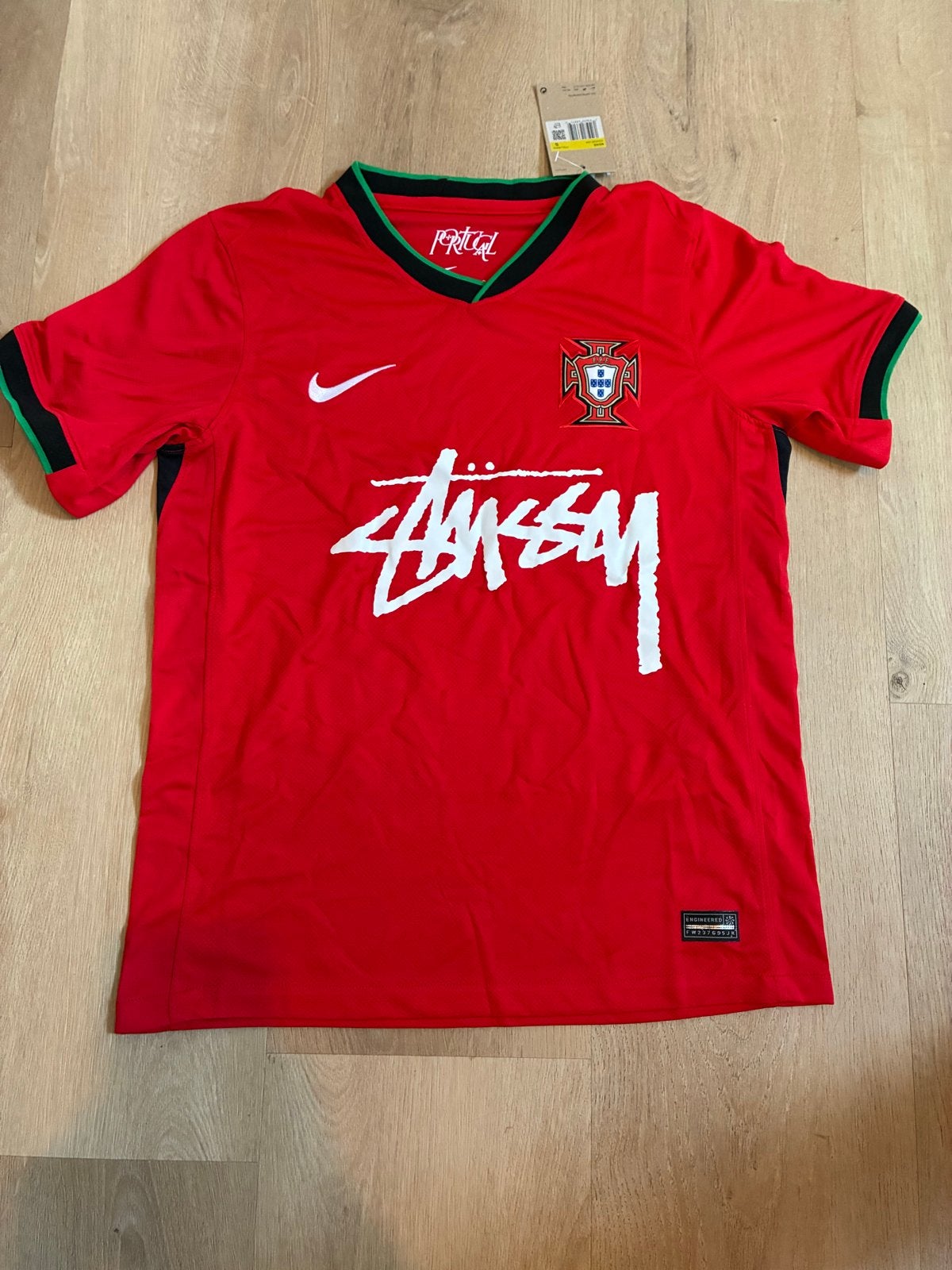 Nike Stussy Portugal Voetbalshirt - Nieuw met kaartjes S, Verzenden, Nieuw, Voetbal, Rood