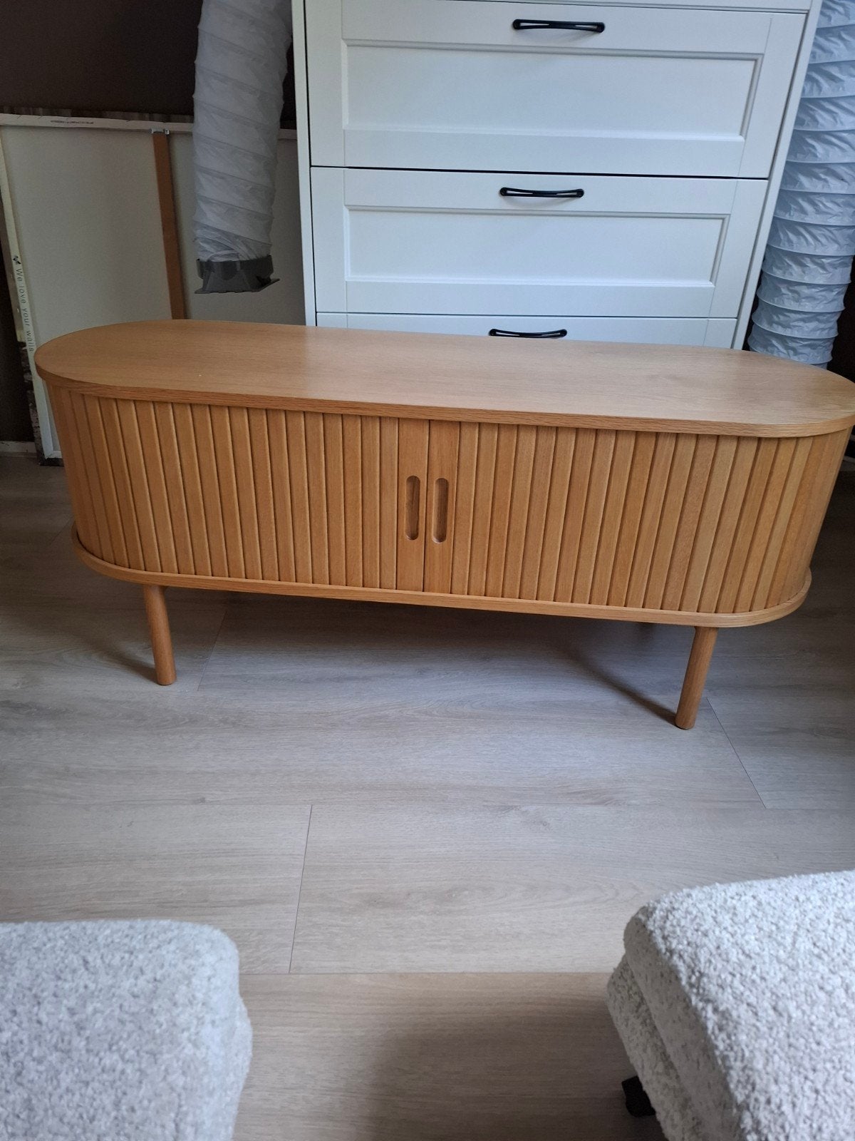 Stijlvol houten dressoir met rolluikdeuren, Huis en Inrichting, 50 – 75, Modern, Scandinavisch, Ophalen of Verzenden, Zo goed als nieuw