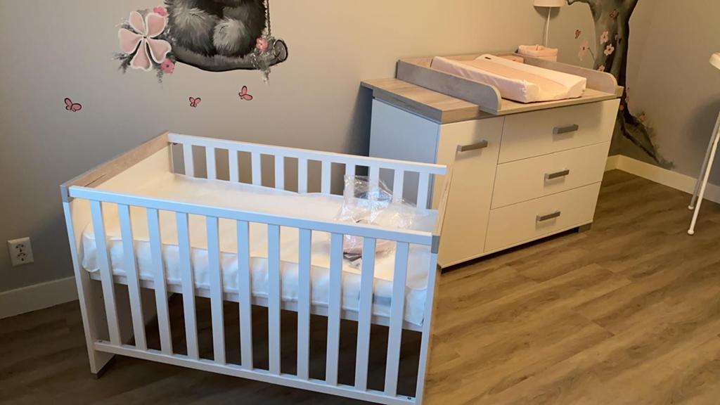 Complete babykamer set - Ledikant, kast, commode, wandplank, Ophalen, Zo goed als nieuw, Jongetje of Meisje