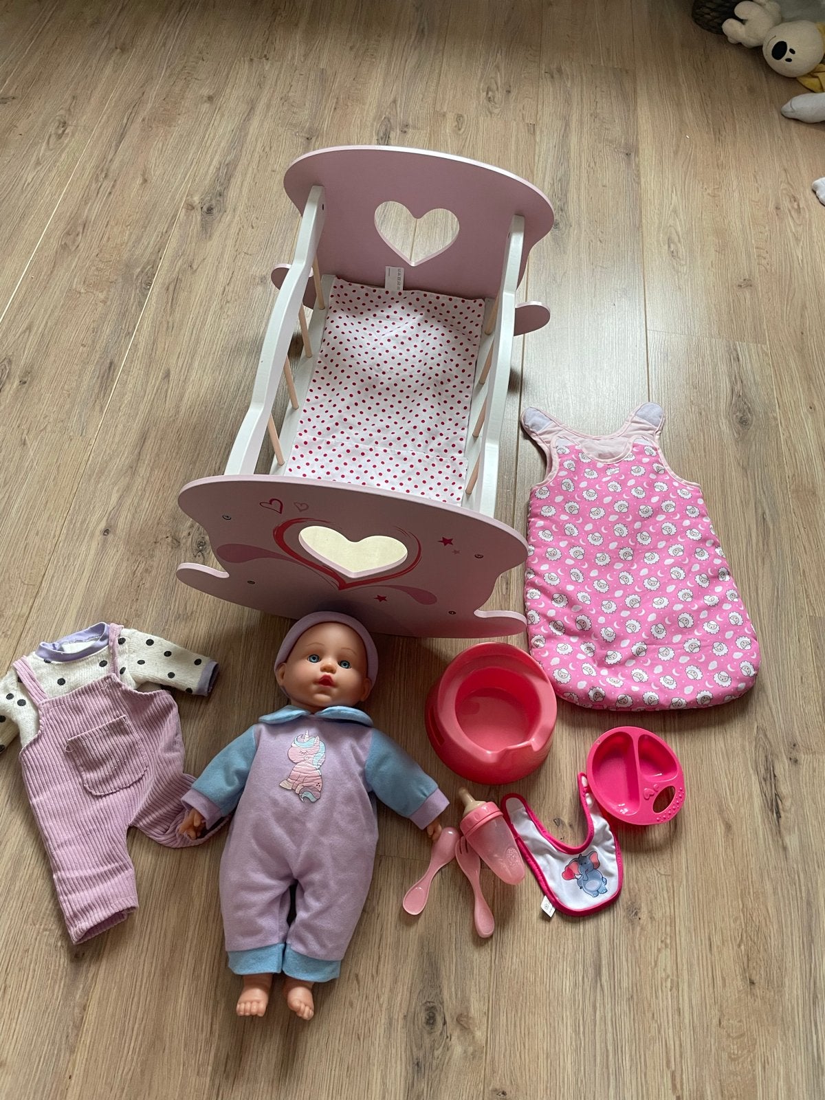 Pop met geluidjes, 40cm, inclusief wieg en accessoires, Ophalen, Zo goed als nieuw, Babypop
