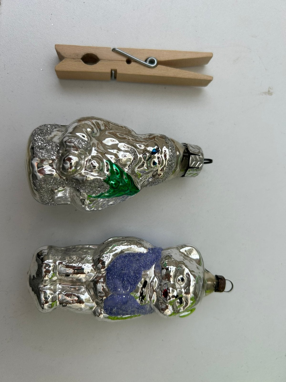 2 oude vintage glazen zilverkleurige kerstballen, Diversen, Kerst, Ophalen of Verzenden, Gebruikt
