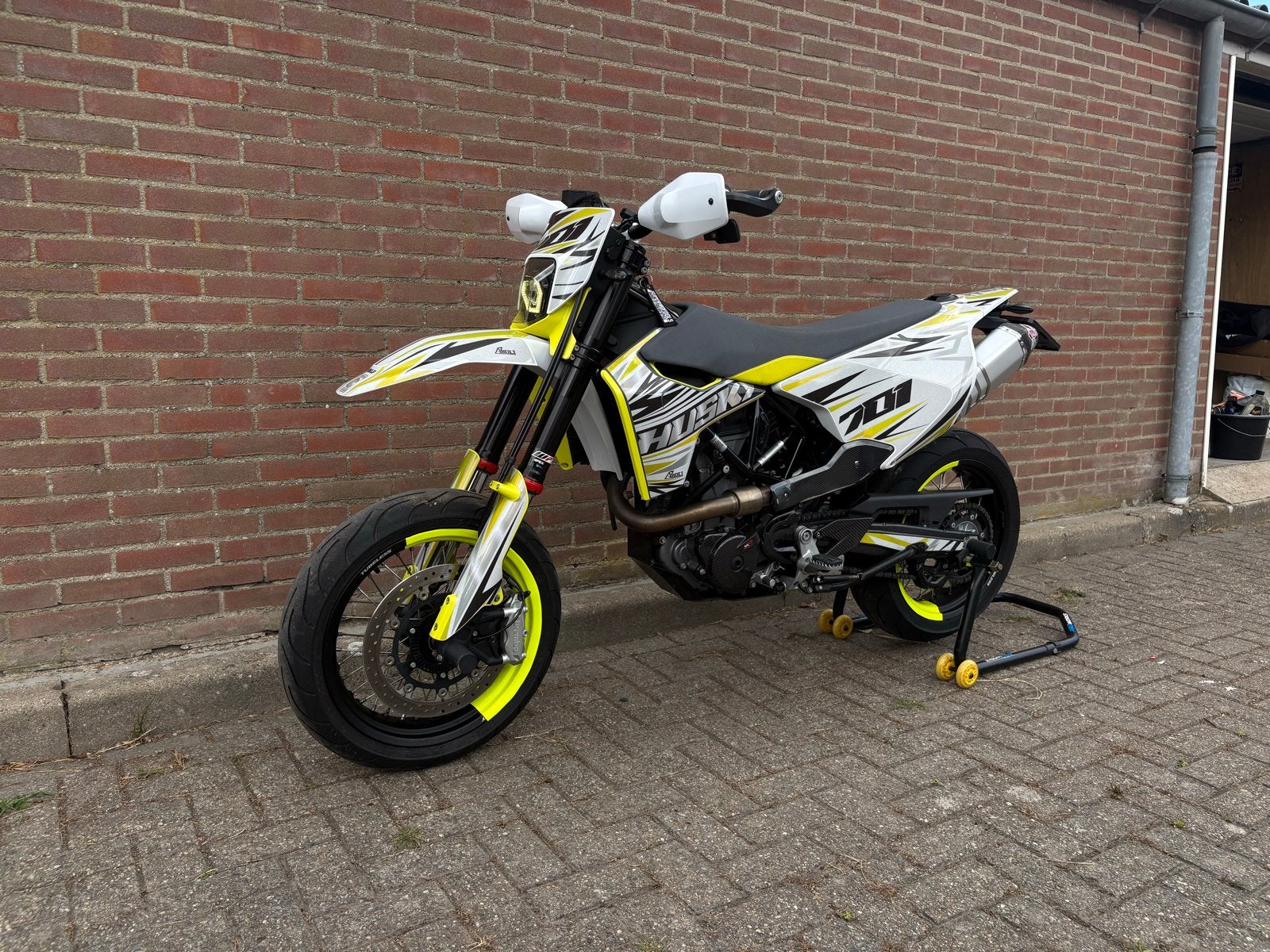 Husqvarna 701 Supermoto (2021) - Veel extra’s - Nieuwstaat!, 700 cc, Occasion, Meer dan 35 kW, Minimaal motorrijbewijs A2