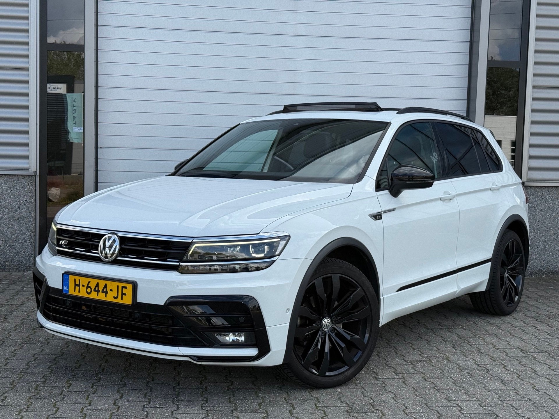 Volkswagen Tiguan 1.5 TSI ACT R-line Pano Xenon org NL, Auto's, Euro 6, 4 cilinders, 150 pk, Alcantara