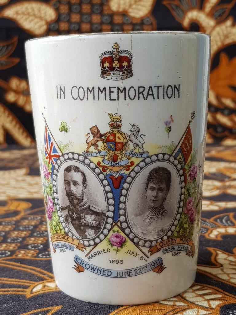 Antieke jubileumbeker uit Engeland van Devon Ware 10,2 cm.