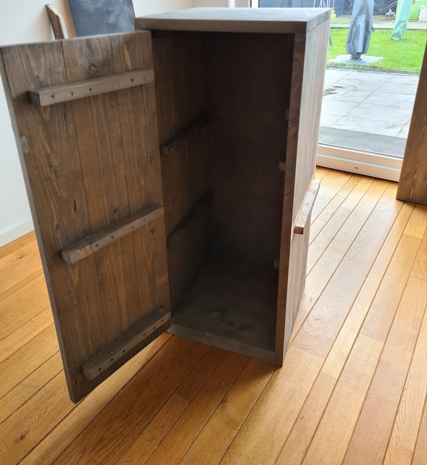 Foto 5 van Kindermeubel met kast, krijtbord, opbergbak en stoel.