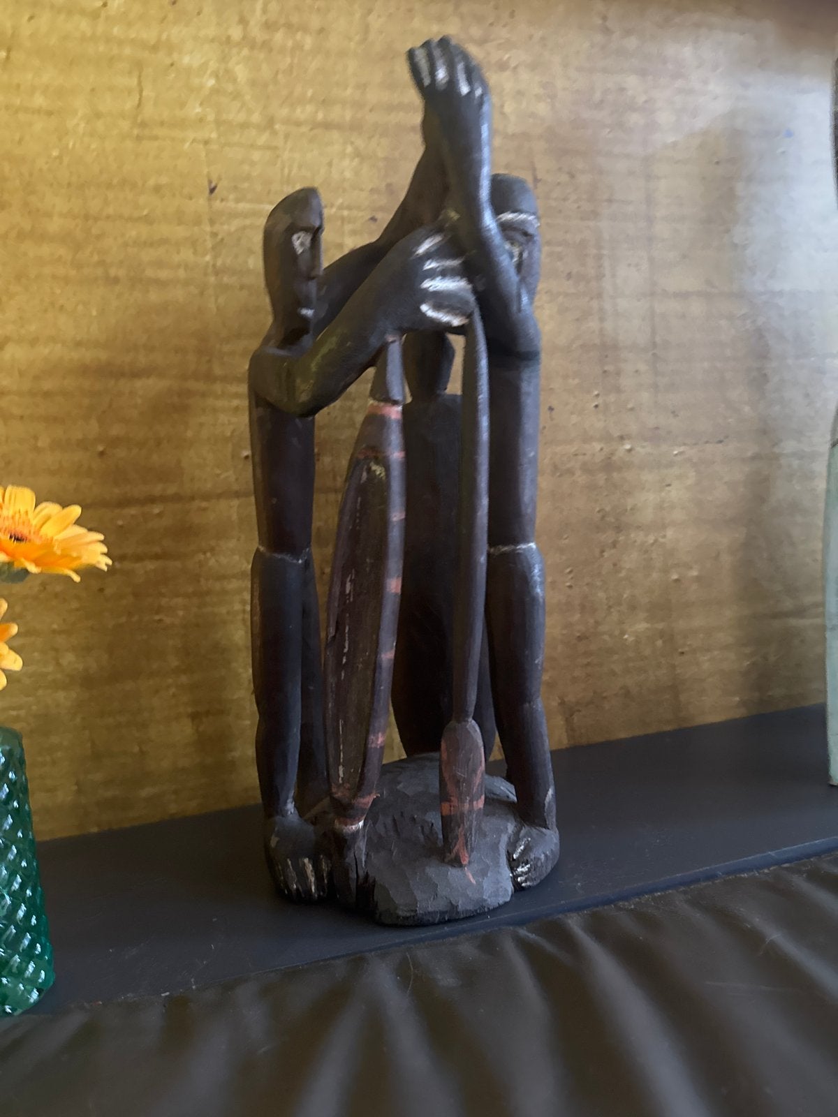 Afrikaans houten beeld met drie figuren, Hout, Bruin, Afrika, Ophalen of Verzenden