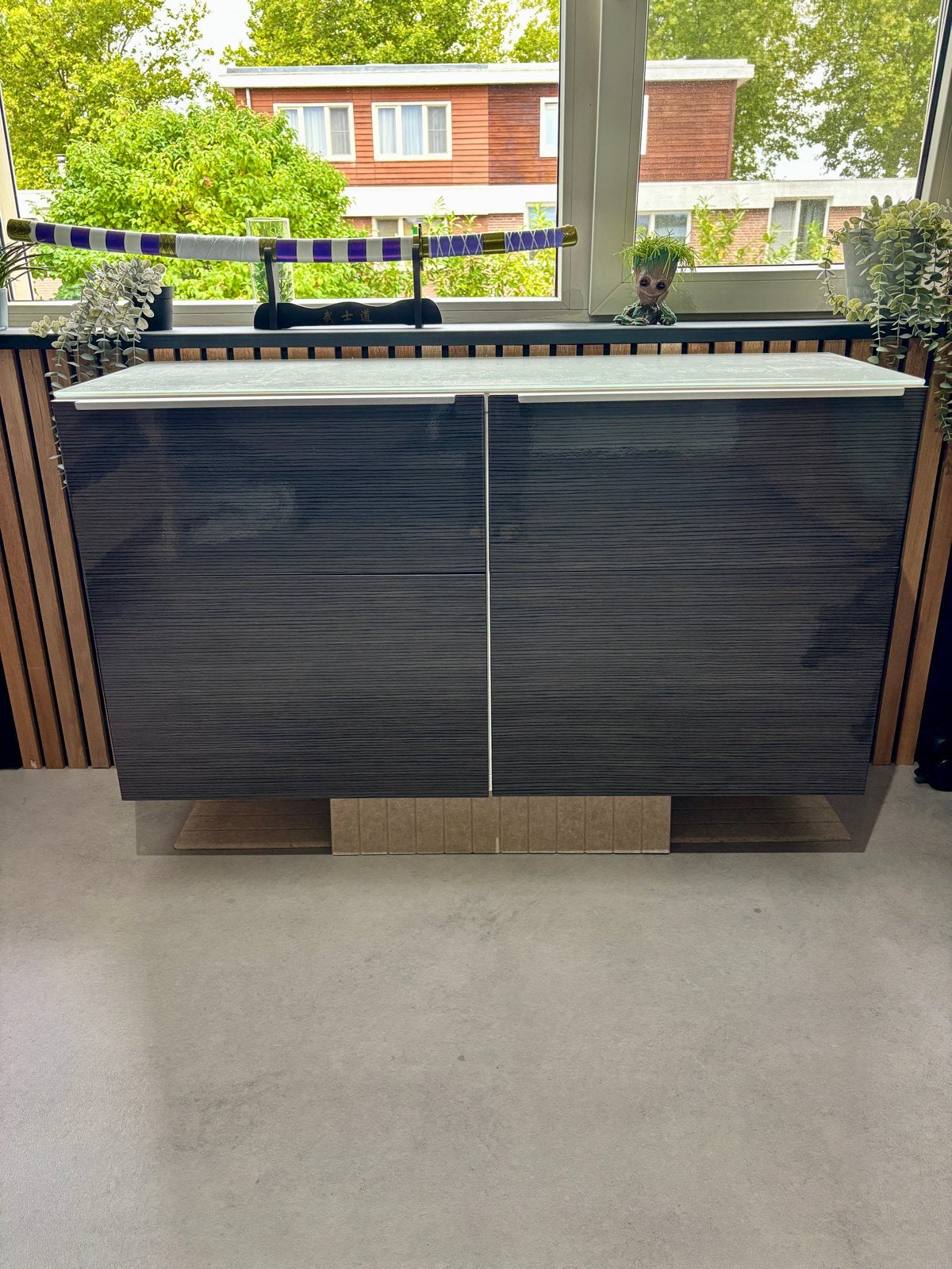 BESTA Stijlvol Zwevend Wandkast met Glazen Bovenblad, Ophalen, Overige materialen, 100 tot 150 cm, Zo goed als nieuw