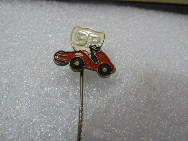 Vintage BP Auto Speldje - Rood Klassiek Voertuig, Verzamelen, Speldjes, Pins en Buttons, Ophalen of Verzenden, Gebruikt, Transport