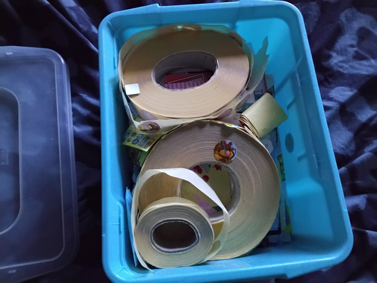 Kist met heel veel stickers ed bijna gratis, Ophalen