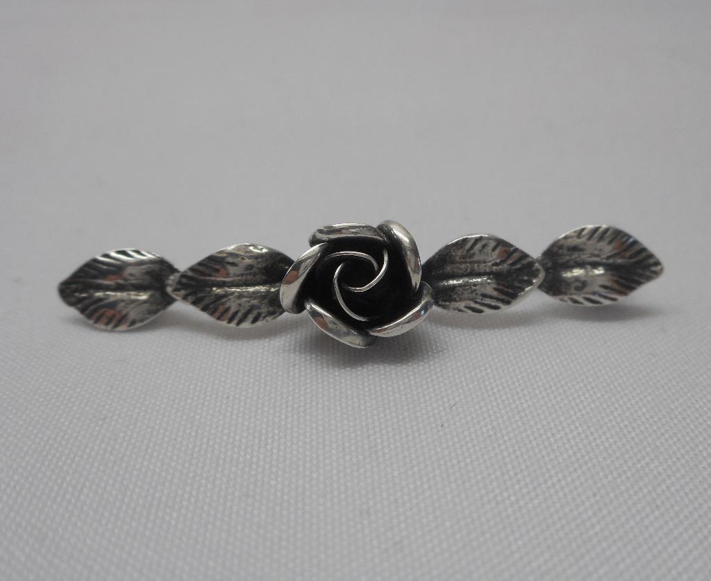 Zilveren vintage Teka broche met roos met blaadjes nr.738