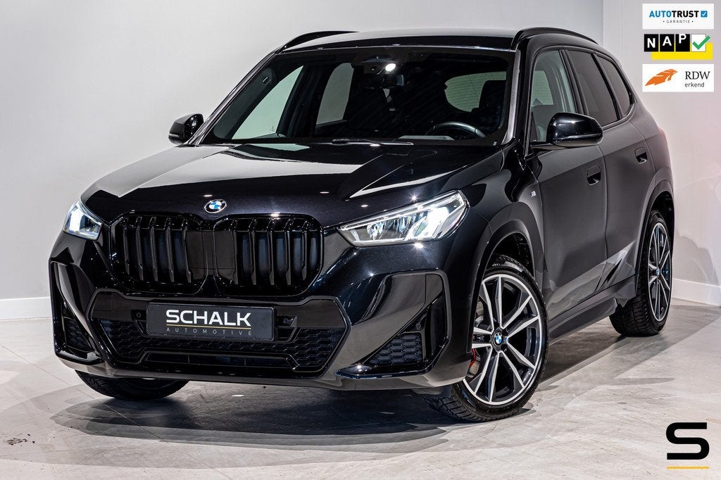 BMW X1 SDrive18i|M-sport|NAP|E-trekhaak|Cam|HUD|DealerOnderh, Auto's, BMW, 136 pk, Zwart, Origineel Nederlands, Bedrijf
