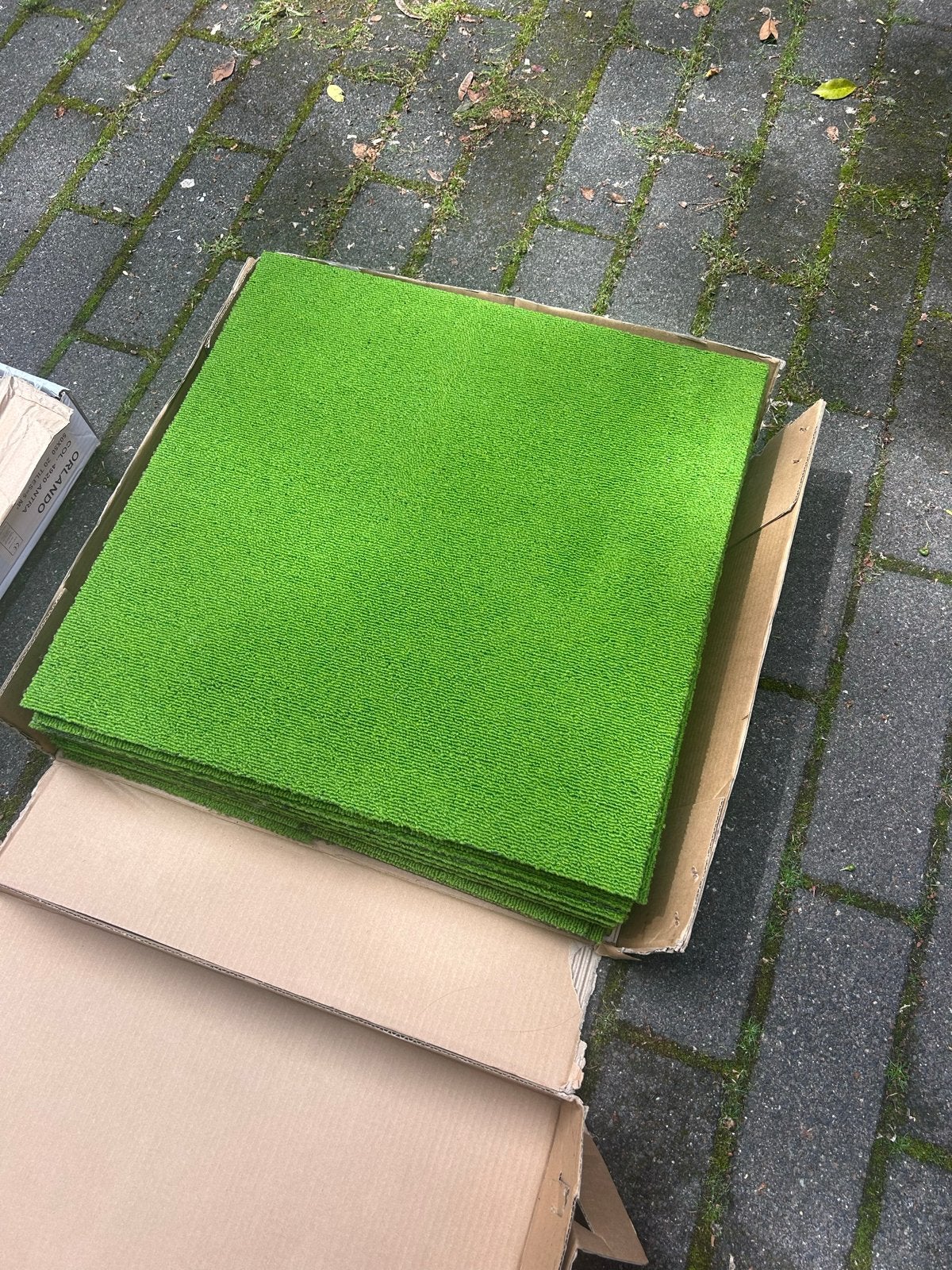 15 groene tapijjttegels en 18 halve tegels, Ophalen, Vierkant, 50 tot 100 cm, Zo goed als nieuw