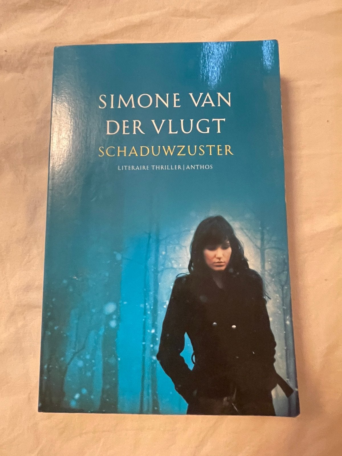 Schaduwzuster - Simone van der Vlugt, Ophalen of Verzenden, Gelezen