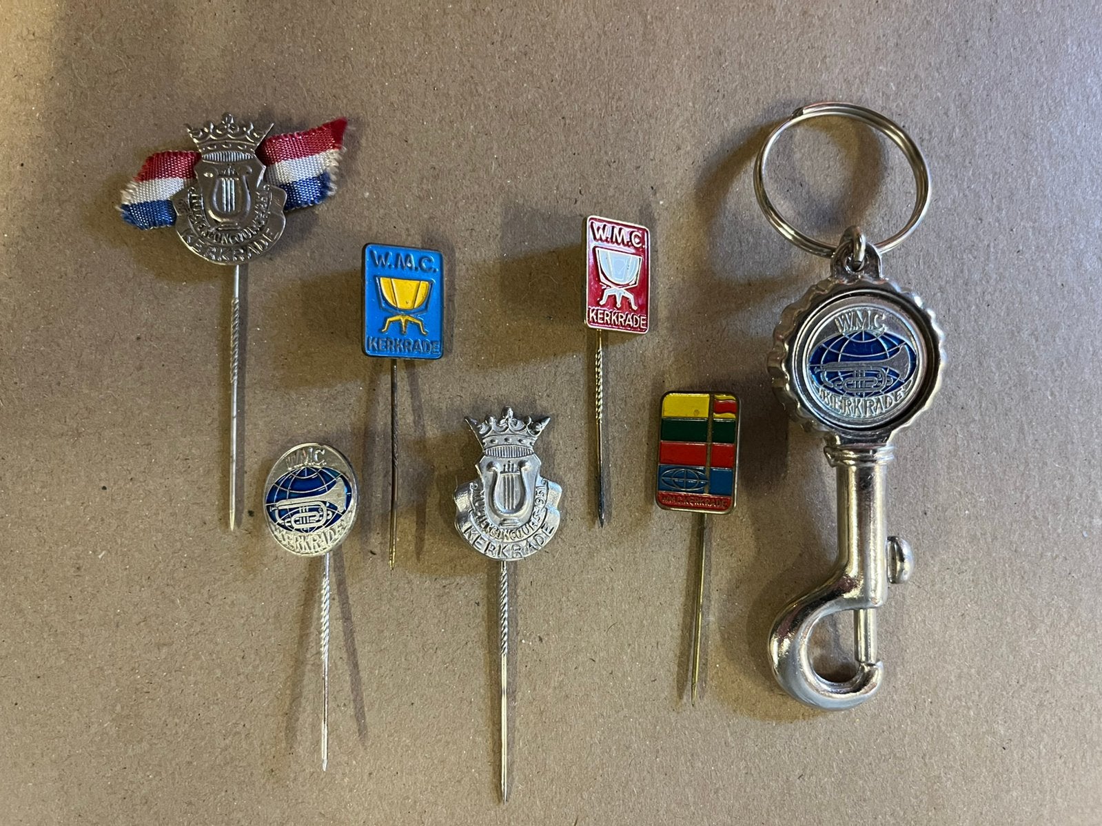 6 speldjes pins en sleutelhanger Wereld Muziek Concours, Ophalen of Verzenden, Gebruikt, Overige onderwerpen, Speldje of Pin