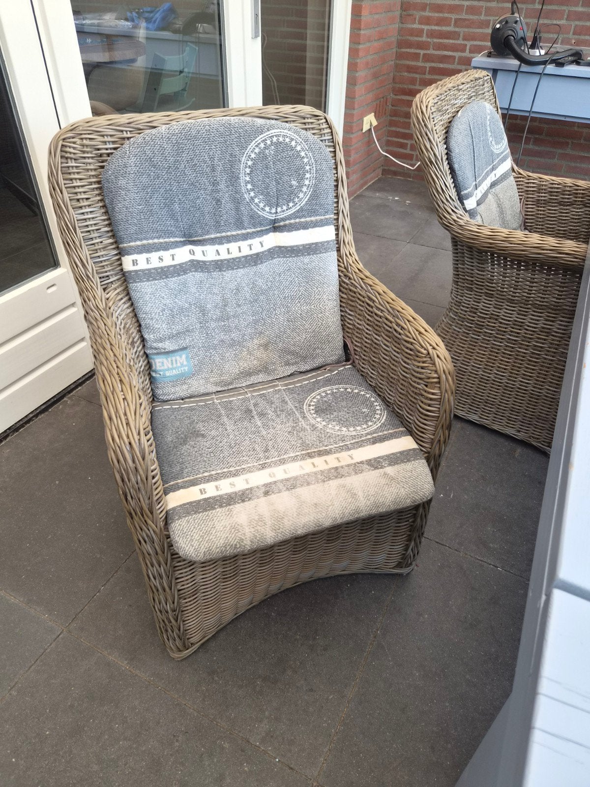 Foto 5 van Tuintafel met 5 wicker tuinstoelen en kussens