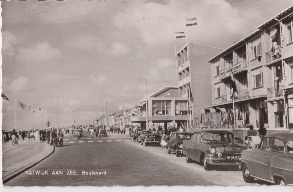 Katwijk aan Zee, Boulevard met auto's, Pontiac Chieftain, Ophalen of Verzenden, 1940 tot 1960, Ongelopen, Zuid-Holland