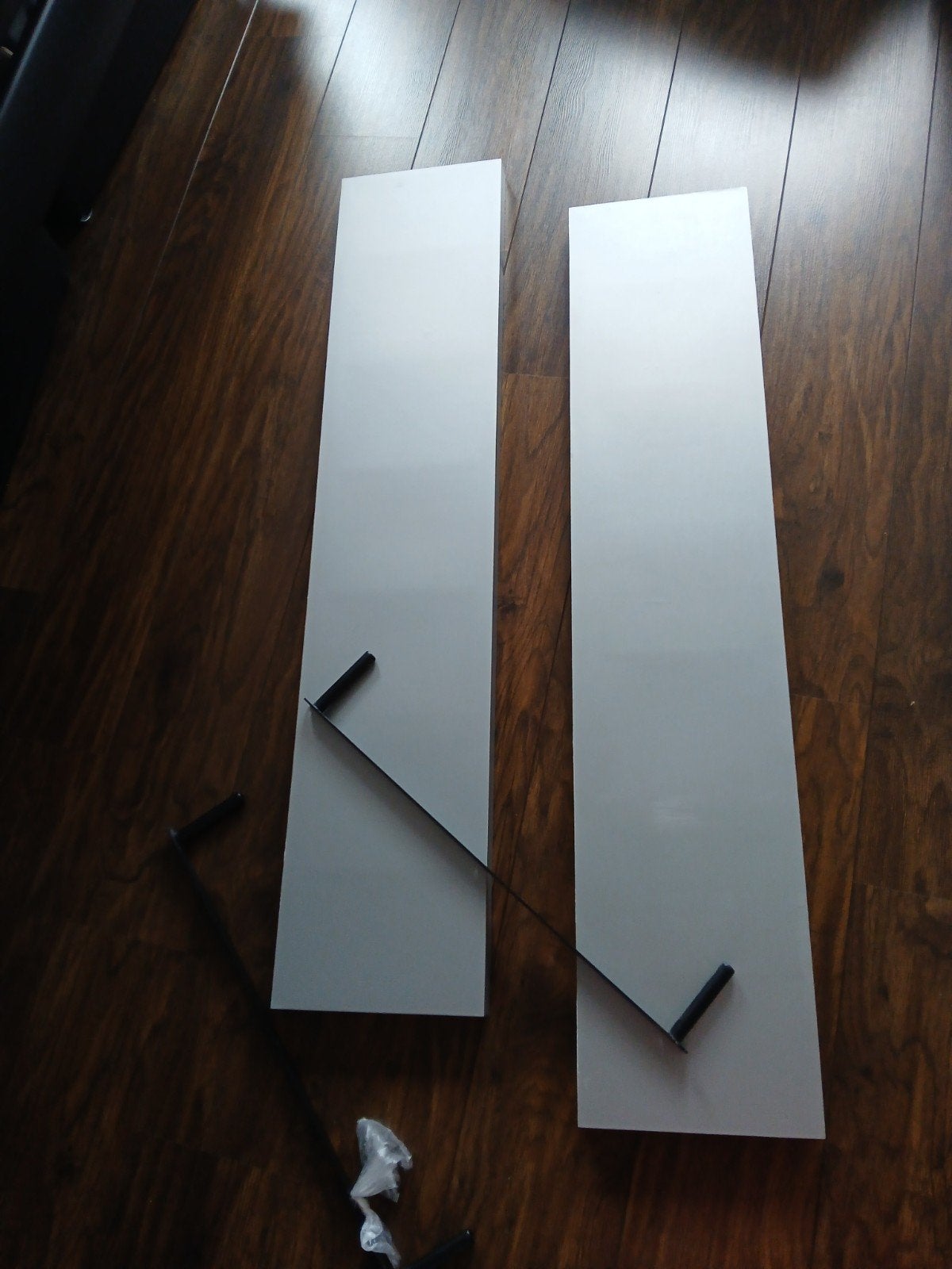 2 lichtgrijze wandplanken 25x120 cm +bevestigingsmateriaal, Ophalen