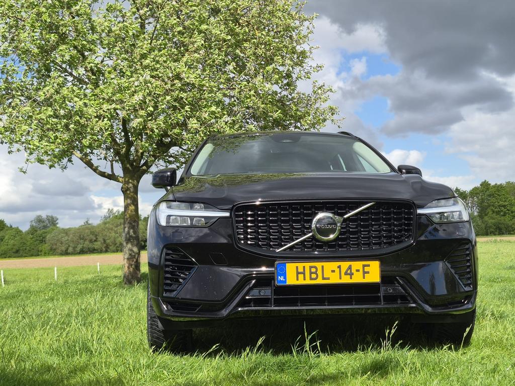 Volvo XC60 T6 Plus Dark Aut AWD 2023 Zwart, Auto's, Volvo, Automaat, Zwart, 4 cilinders, 1969 cc
