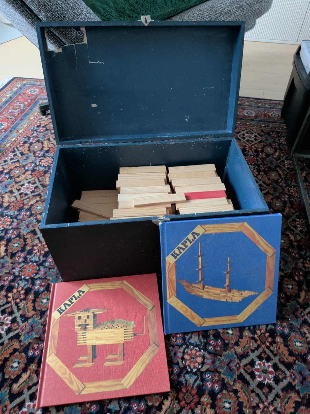 Kapla krat met bouwplankjes 367 st.  en 2 voorbeeldboekjes, Ophalen