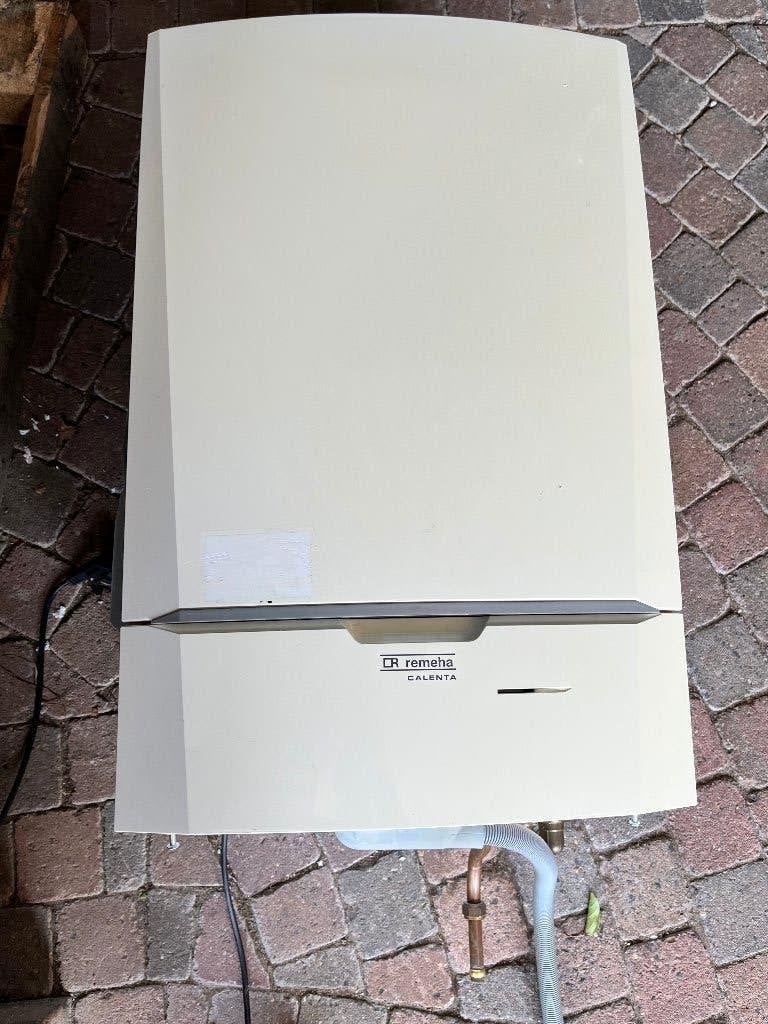 Remeha Calenta 28c, incl thermostaat, Doe-het-zelf en Verbouw, Verwarming en Radiatoren, Ophalen, 30 tot 80 cm, Gebruikt, Hoog rendement (Hr)