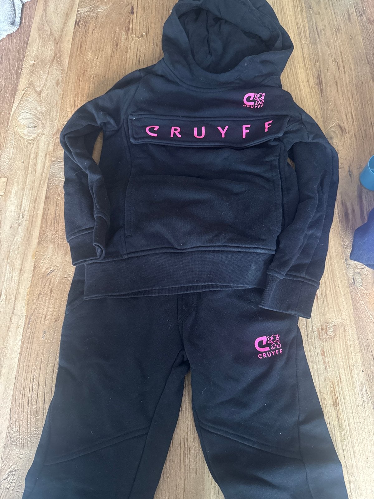 Cruyff Trainingspak Zwart Maat 128, Kinderen en Baby's, Kinderkleding | Maat 128, Ophalen of Verzenden, Gebruikt, Jongen of Meisje