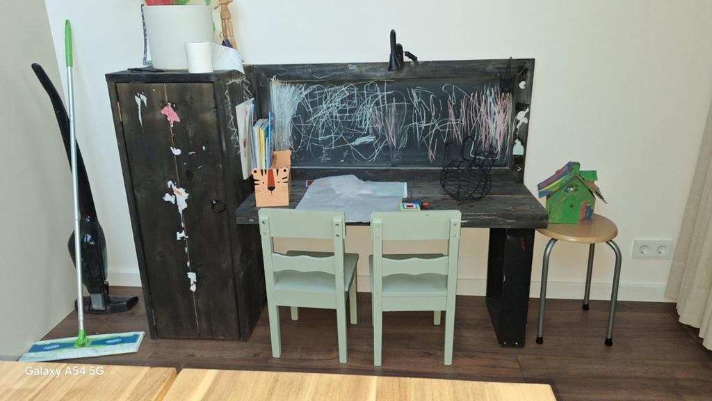 Kinder houten speeltafel met opbergruimte speelbureau, Ophalen, Zwart, 150 cm, Zo goed als nieuw