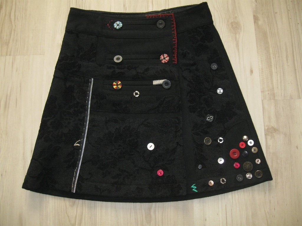 DESIGUAL leuk apart zwart wollen rokje maat 36 als nieuw, Kleding | Dames, Rokken, Zwart, Ophalen of Verzenden, Zo goed als nieuw