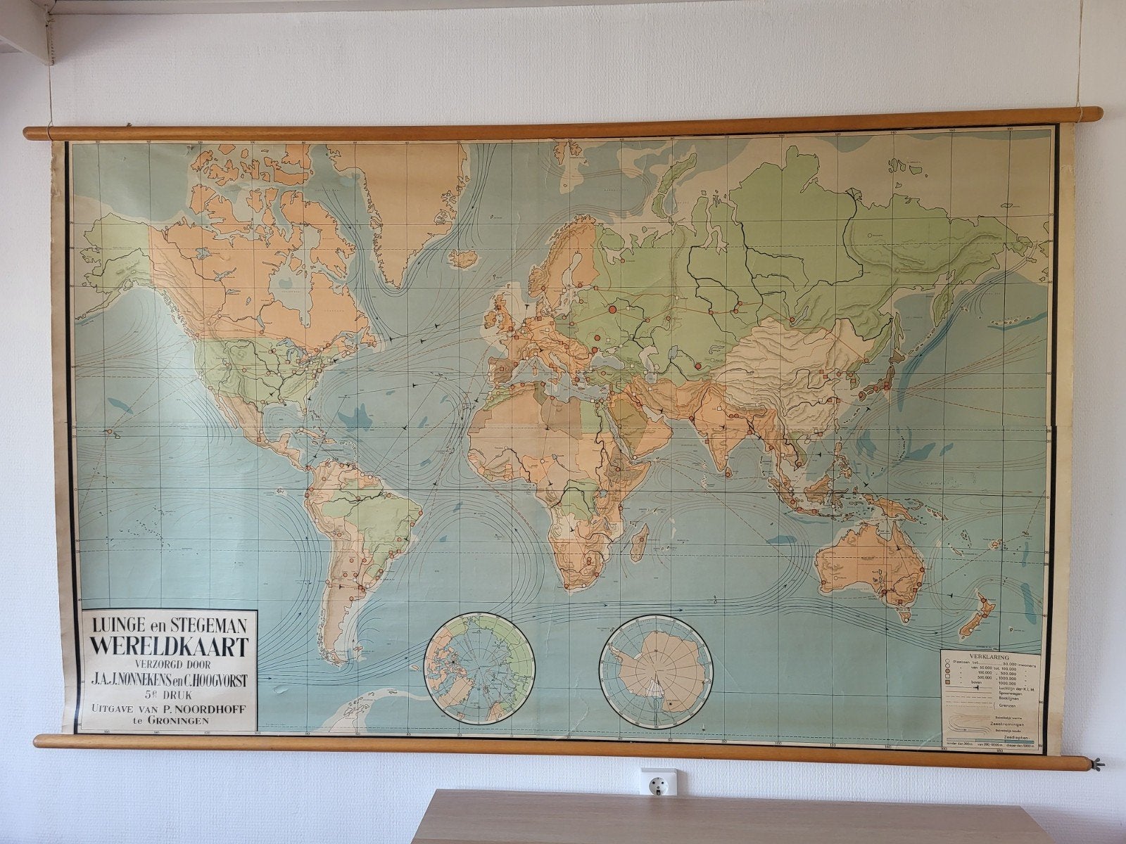 Grote Vintage Schoolkaart Wereld met KLM Vliegroutes 1959, Antiek en Kunst, Ophalen, Aardrijkskunde