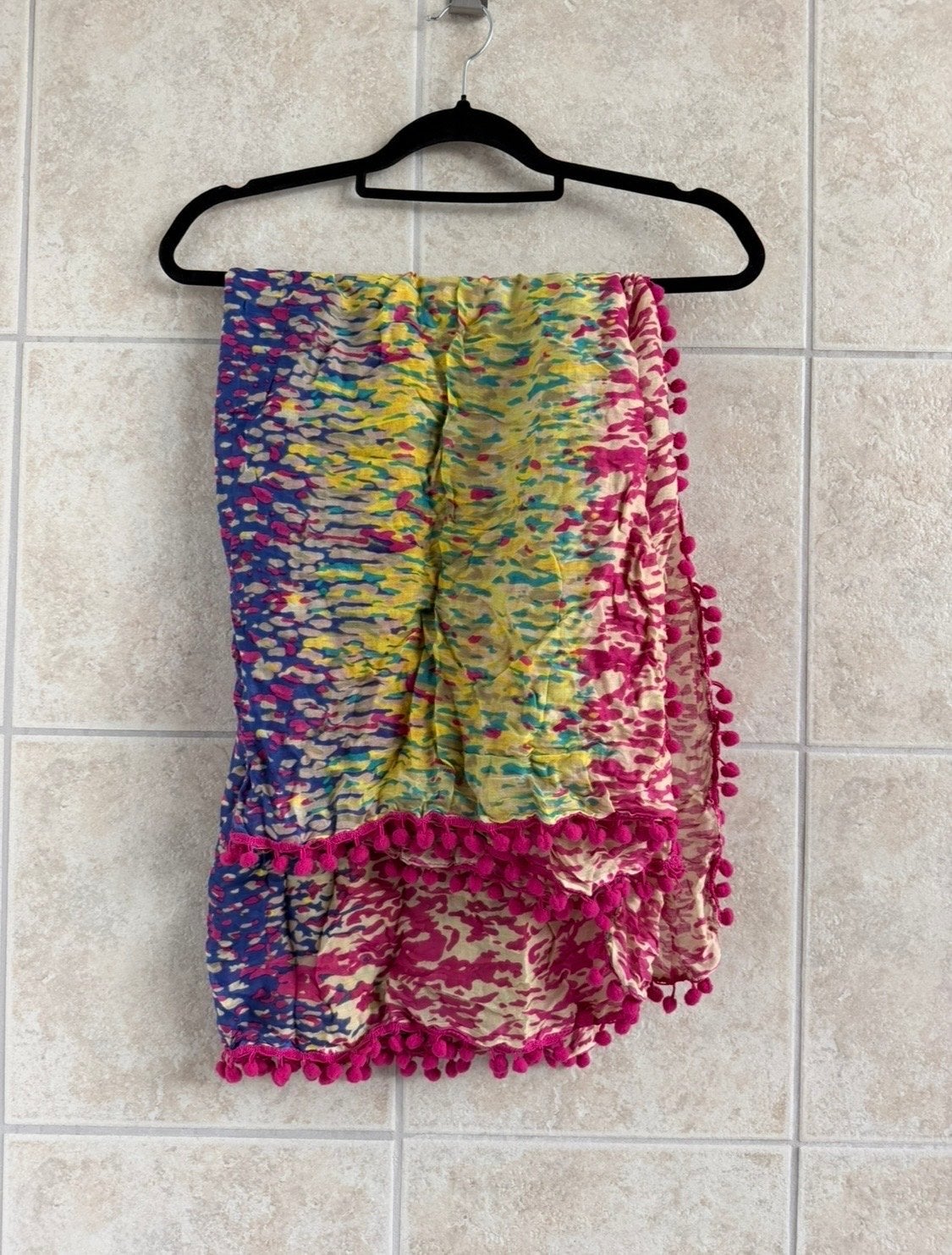 Kleurrijke sjaal met pompons, Ophalen of Verzenden, Nieuw, Maat 38/40 (M), Sjaal
