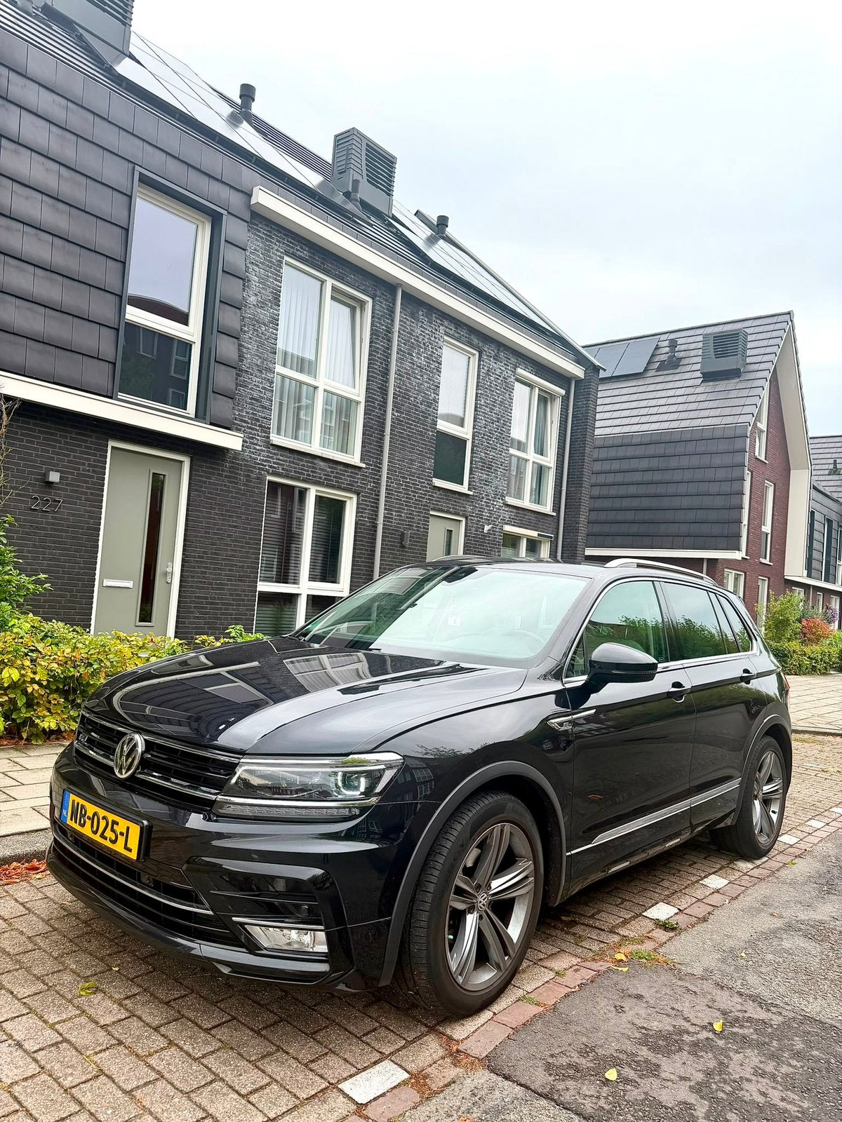 Volkswagen Tiguan 1.4 TSI 110KW/150PK 6DSG 2017 Zwart R-line, 1800 kg, Beige, 4 cilinders, Zwart