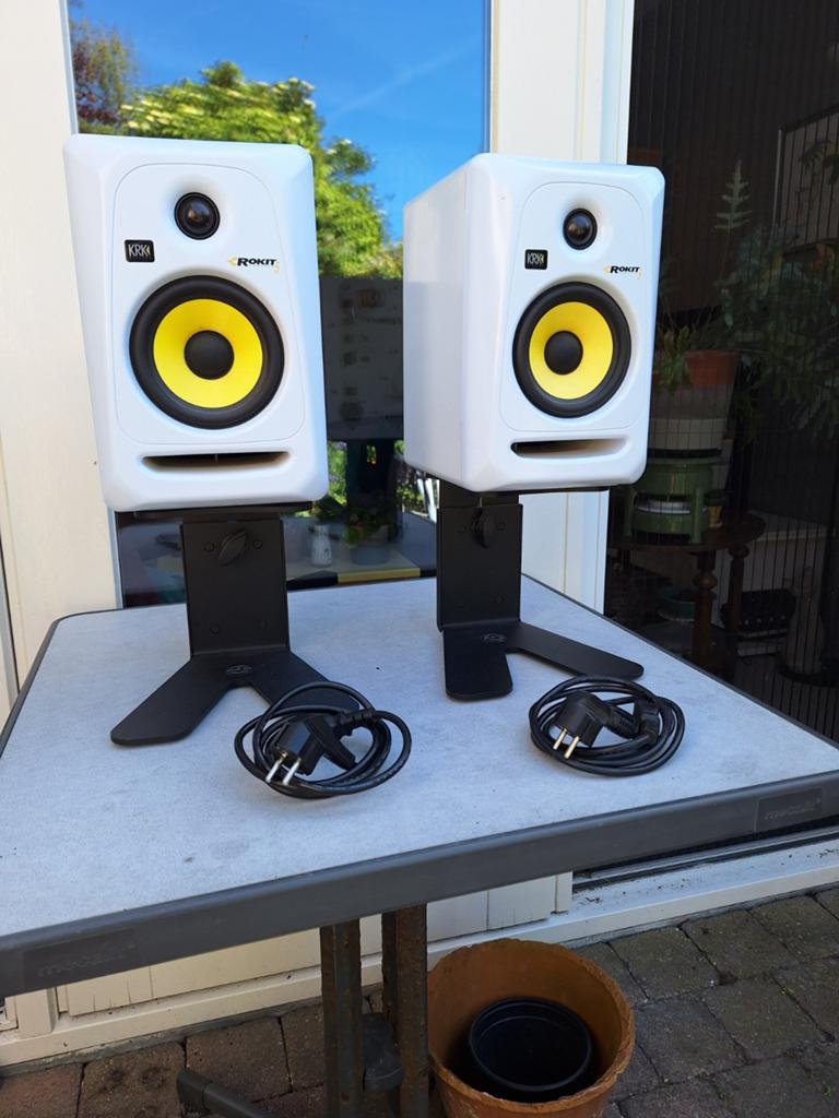 KRK Rokit 5 G3 Studio Monitoren (Wit) met K&M Stands, Audio, Tv en Foto, Luidsprekers, Zo goed als nieuw, 60 tot 120 watt, Front, Rear of Stereo speakers