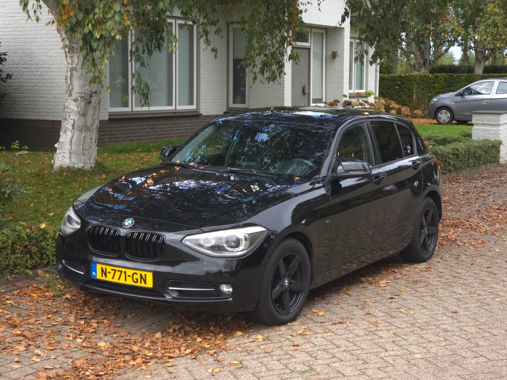 BMW 1-Serie 116I 100KW 5DR 2011 Zwart, Auto's, BMW, 1-Serie, Zwart, 4 cilinders, Zwart