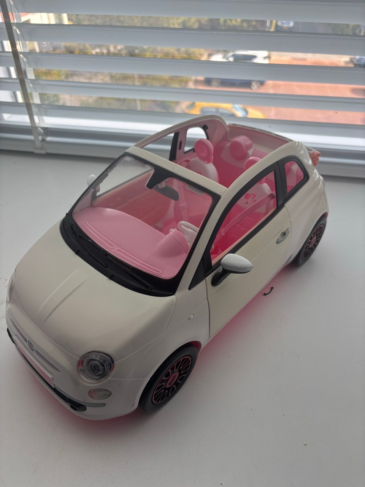 Barbie Fiat 500 Speelgoedauto - Wit met Roze Interieur, Ophalen, Zo goed als nieuw