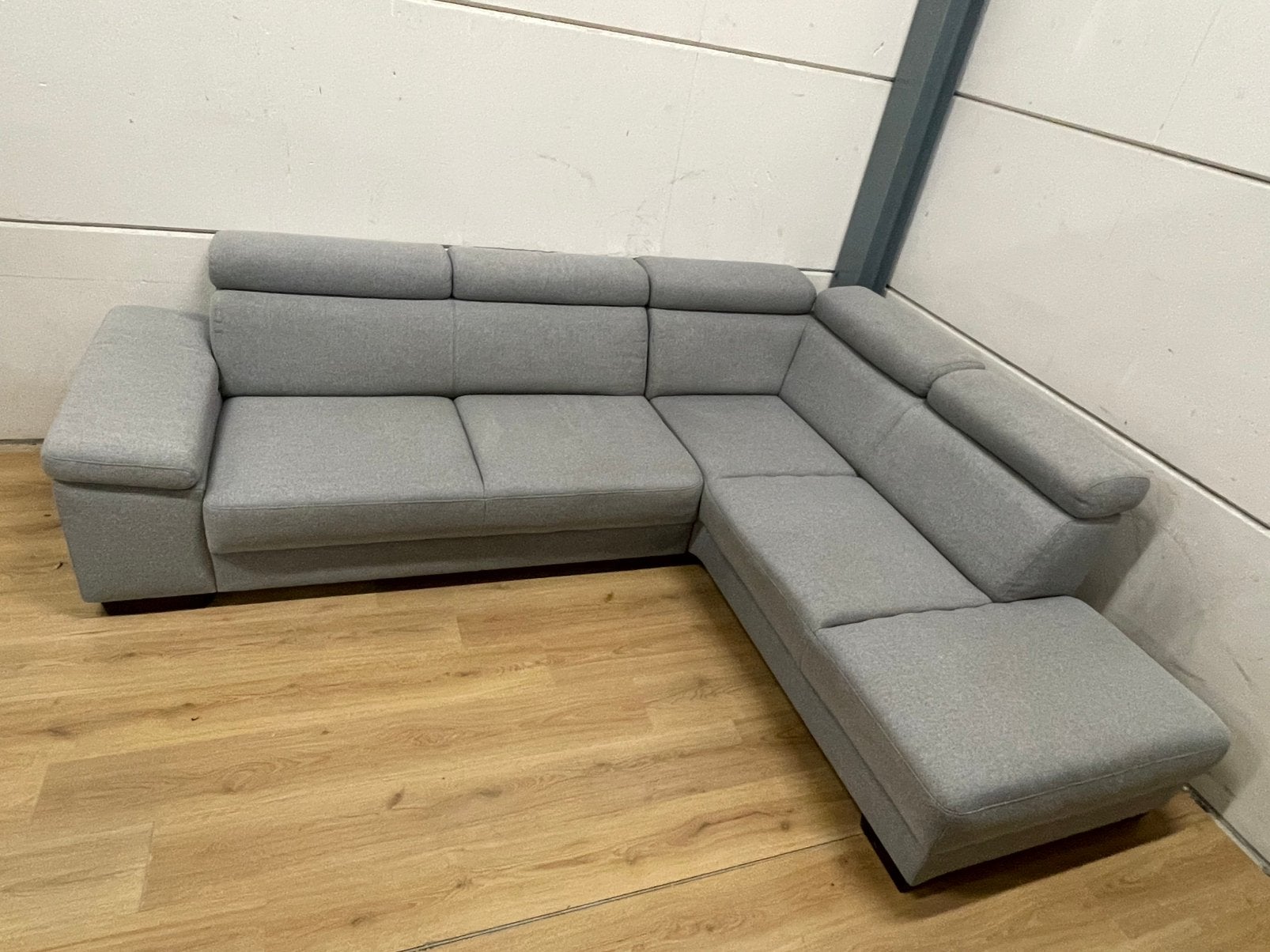 Mooie luxe licht grijze hoekbank met hoofdsteunen GEREINIGD!