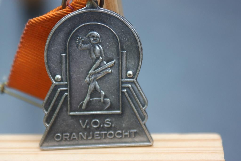 Oude medaille V.O.S. Oranjetocht met Mestreechter Geis lint, Ophalen of Verzenden, Gebruikt