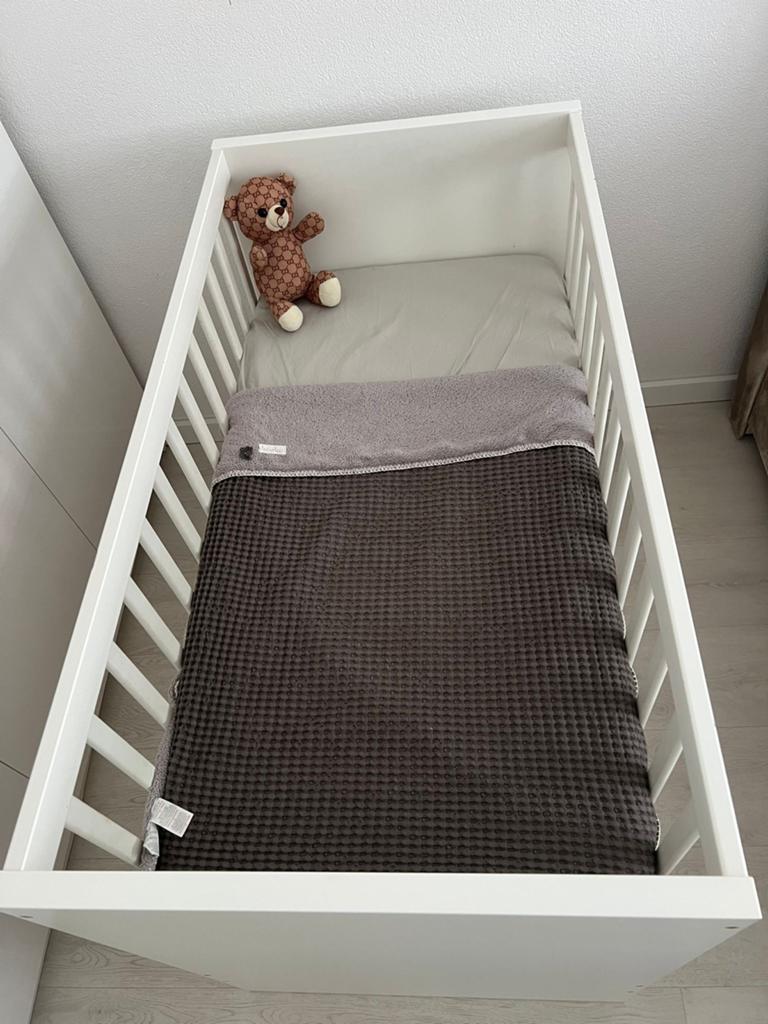 Wit ledikant met matras en beddengoed, Ophalen, Zo goed als nieuw, Jongetje of Meisje