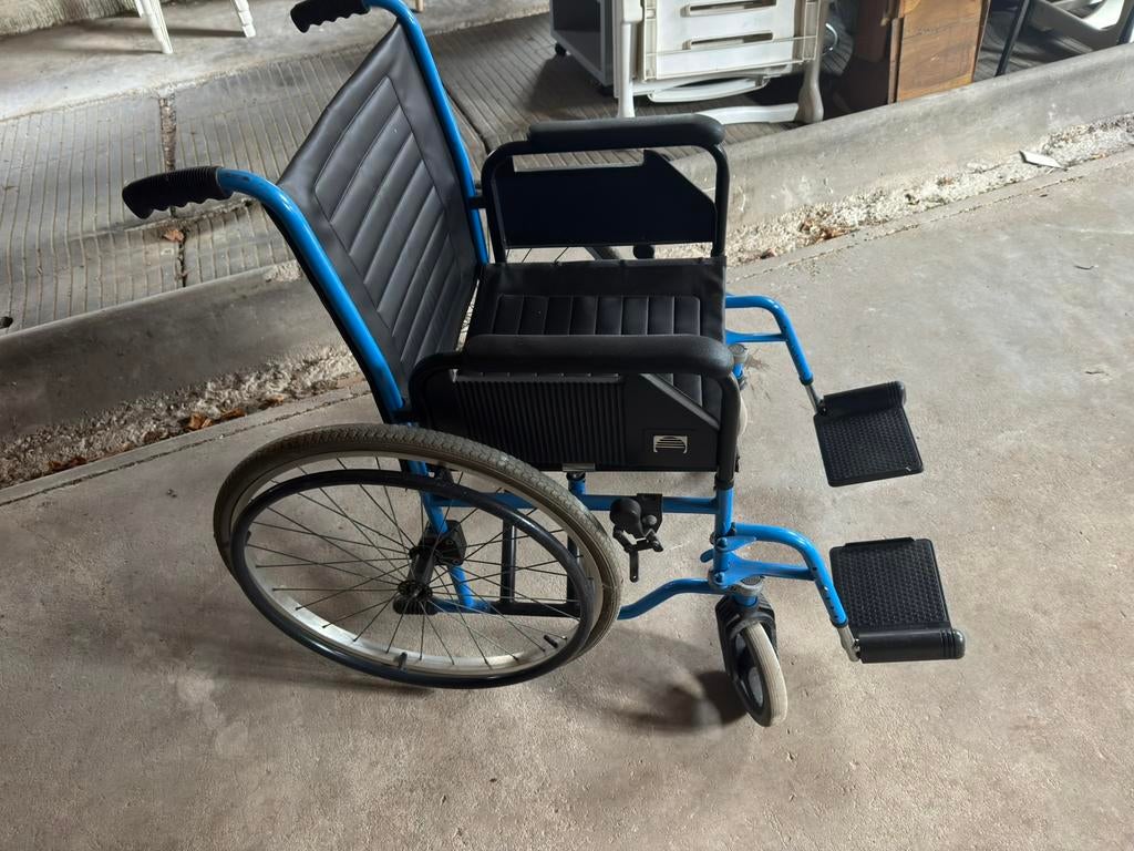Ligt gewicht rolstoel smalle banden, Diversen, Rolstoelen, Ophalen of Verzenden, Inklapbaar, Zo goed als nieuw, Duwrolstoel