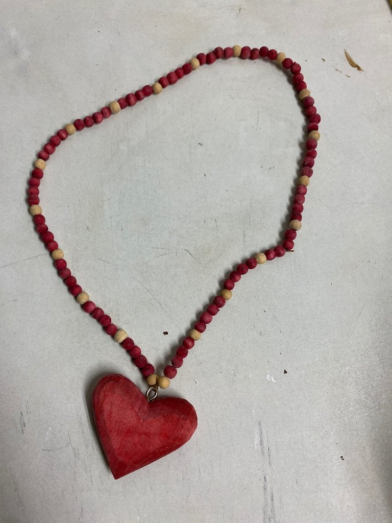 Houten kralenketting met rood hartje, Ophalen of Verzenden, Zo goed als nieuw, Rood, Overige materialen
