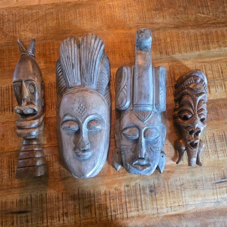 Set van 4 handgesneden Afrikaanse houten beelden en maskers, Antiek en Kunst, Hout, Bruin, Afrika, Ophalen of Verzenden
