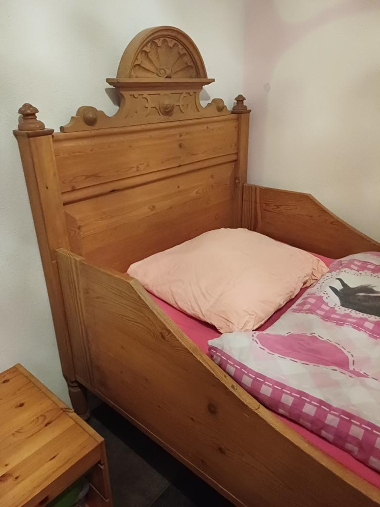 Massief houten brocante frans bed met sierlijke details, Ophalen