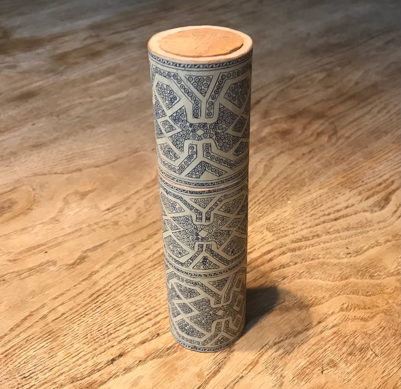 Etnografische bamboe koker uit West-Timor, 15cm hoog, Antiek en Kunst, Hout, Handgemaakt, Overige typen, Ophalen of Verzenden