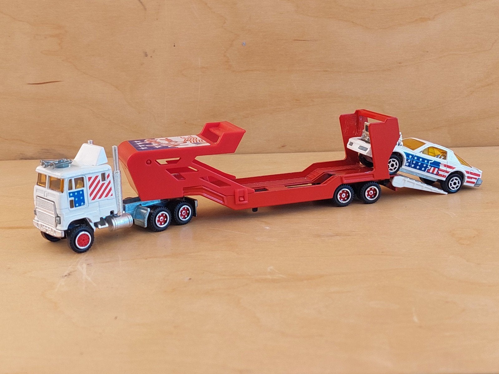 Majorette serie 600 Ford CL9000 auto transporter met Pontiac, Ophalen of Verzenden, Zo goed als nieuw, Bus of Vrachtwagen