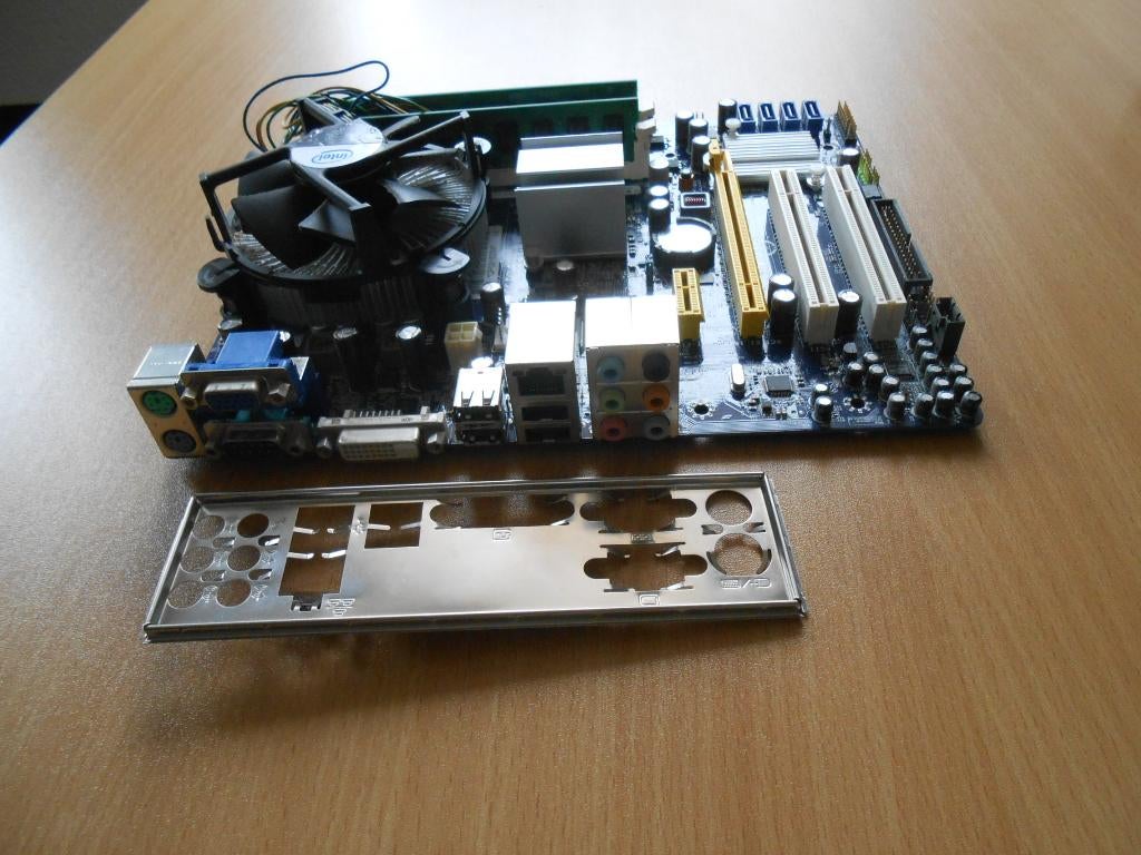 Moederbord / Quad Core CPU / ram geheugen / koeler, Computers en Software, Moederborden, Ophalen, Gebruikt, Socket 775, Intel