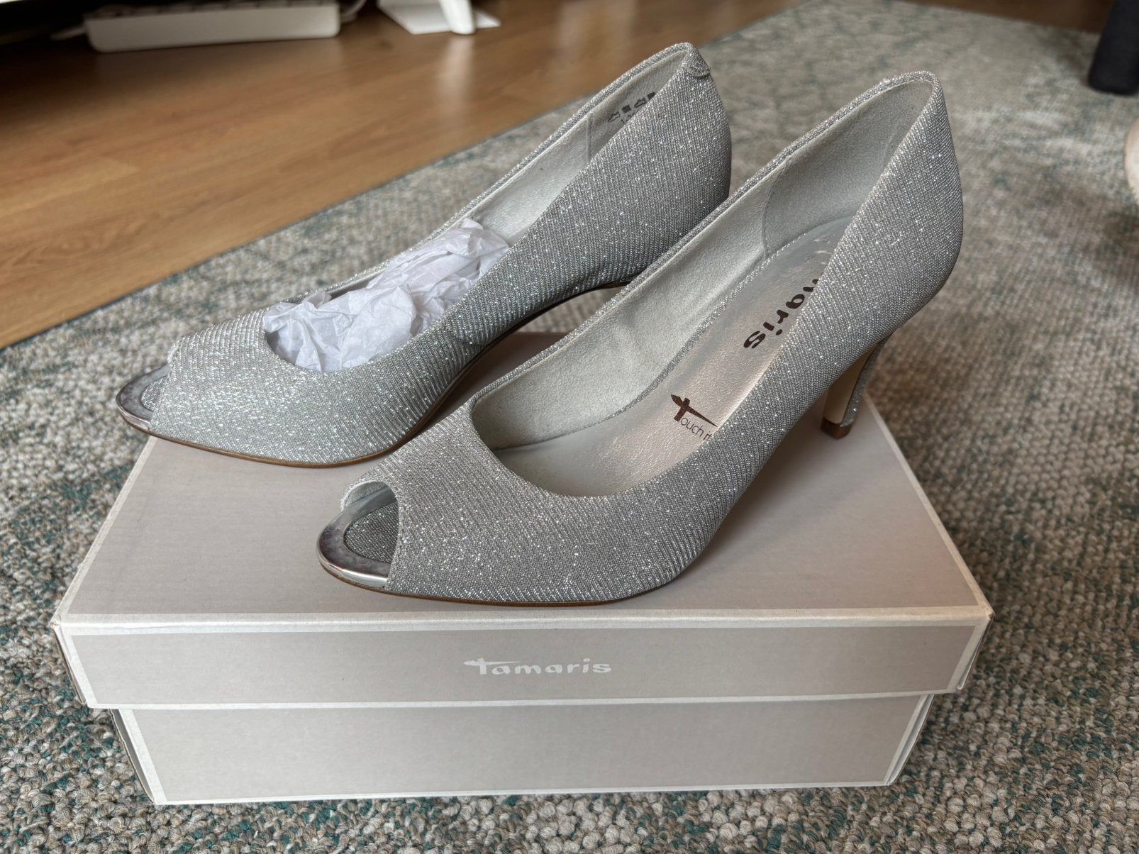 Zilveren peeptoe pumps maat 38 - Tamaris, Pumps, Overige kleuren, Ophalen of Verzenden, Zo goed als nieuw